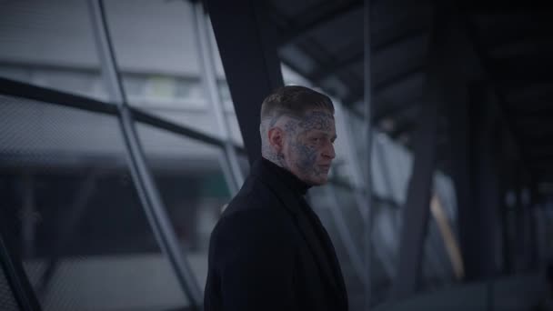 Zastraszający rebeliant Maverick z tatuażami na głowie i twarzy w stylu prowokującym - Materiał filmowy, wideo