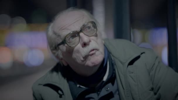 Lonely Pature Senior Male Person met verarmde glazen - Video