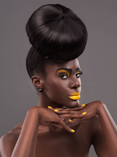 Afrikalı, model ve makyajlı, güzel ve yaratıcı sarı rujlu. Cesur, kadın ve cilt özgüvenli, dramatik saçlar ve topuz cazibe ve gri arka planda moda kozmetik için. - Fotoğraf, Görsel