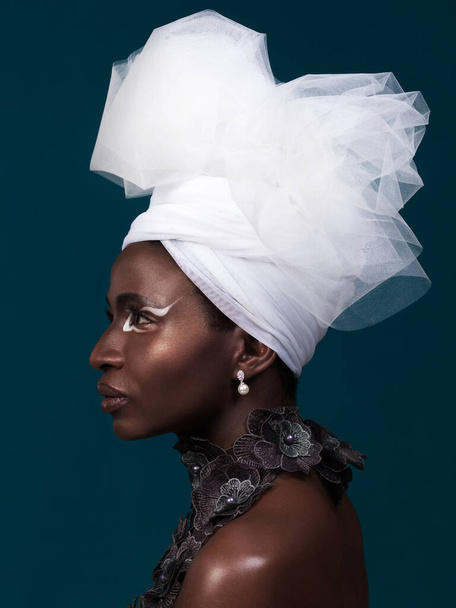 Ομορφιά, μόδα και προφίλ της μαύρης γυναίκας σε μακιγιάζ με περικάλυμμα κεφαλής σε στούντιο απομονωμένο σε μπλε φόντο. Αφρικανικό μοντέλο, καλλυντικά και μαντήλι κεφαλής με σοβαρό πρόσωπο για παραδοσιακό στυλ ή σκέψη. - Φωτογραφία, εικόνα