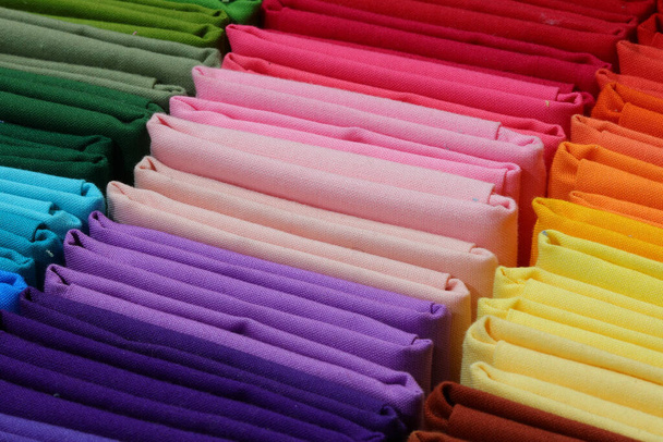 много тканей различных цветов в продаже в магазине хобби - Фото, изображение