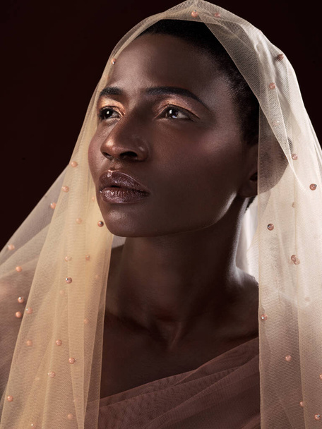 暗い背景にスタジオでメイク,スカーフ,または自信を持つ考える,モデルまたは黒人女性. 伝統的なラップ,アイシャドウの化粧品または創造的なファッションを持つ美しい光,顔または誇り高いアフリカの女性. - 写真・画像