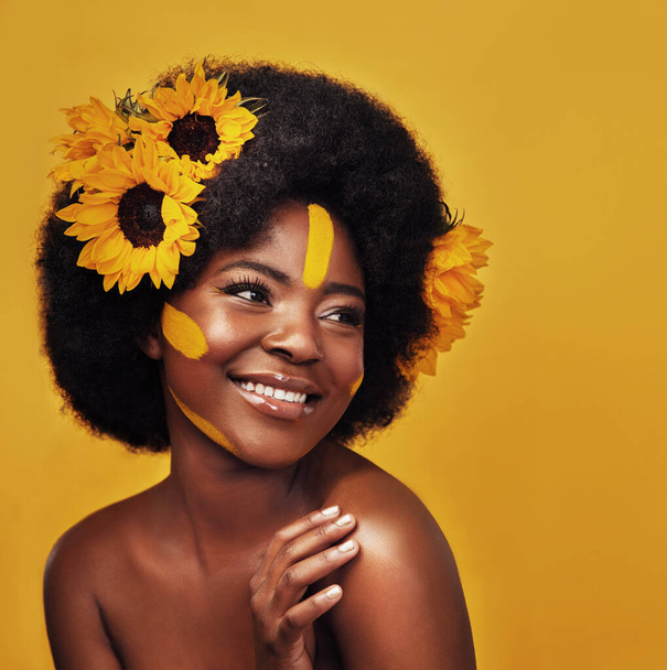自然光,化粧品,柔らかい肌のためのスタジオでスキンケアと黒人,美しさと日光. 女性,植物,そして黄色の背景に有機,皮膚科,ビタミンEのための笑顔に自信を持って. - 写真・画像