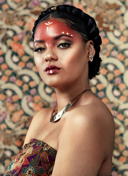 Afrique, mode et portrait pour la tradition avec femme noire en studio sur fond de papier peint pour le patrimoine. Culture, visage et bijoux avec jeune personne tribale confiante dans le maquillage pour coutume ou rituel. - Photo, image