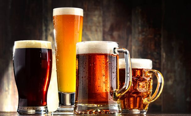 Quatre verres avec différents types de bière. - Photo, image