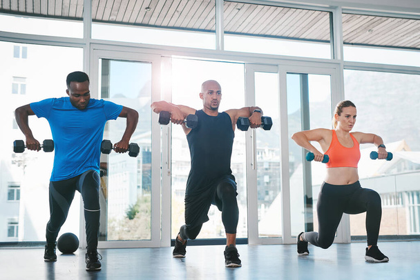 Fitness, váhy a cvičení paže v tělocvičně, různorodost a lidé ve wellness centru pro trénink a výpady pro svaly. Trénink, zdraví a podpora pro cvičení výzvu, aktivní se sportovci. - Fotografie, Obrázek