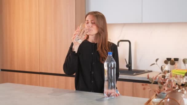 VIdeo de jeune femme buvant un verre d'eau le matin à la cuisine. - Séquence, vidéo