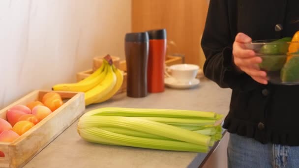 Video di donna che mette le verdure sul tavolo per l'insalata. - Filmati, video