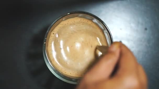 krásné vertikální video portrét šálek kávy mléka se míchá v bílém skle - Záběry, video