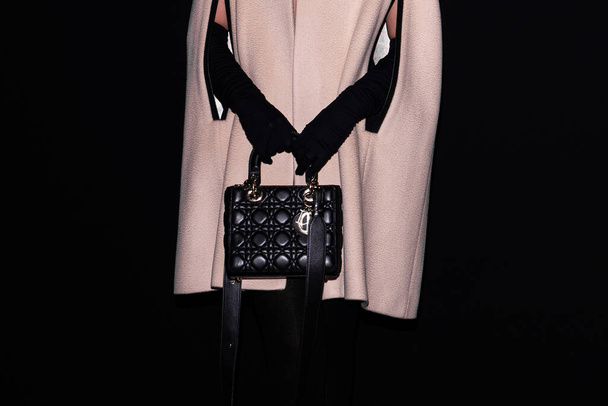 Milão, Itália - Janeiro, 24, 2024: mulher usa saco Dior Lady, detalhes de estilo de rua, detalhe da roupa de moda. - Foto, Imagem