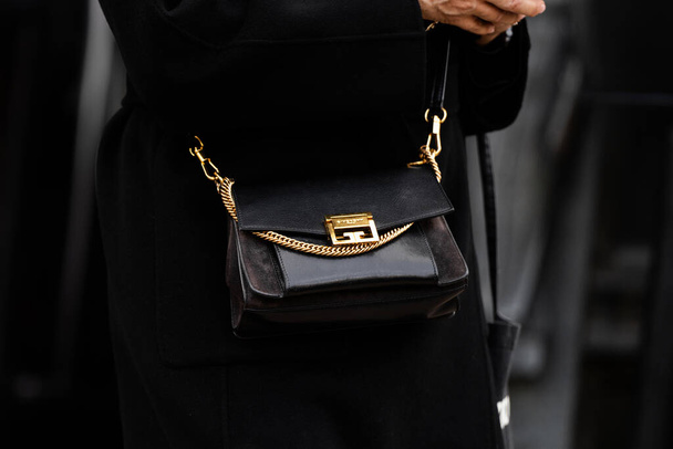 Milano, Italia - helmikuu, 22, 2024: nainen pukeutuu Givenchy laukku, muoti bloggaaja asu yksityiskohtia, katu tyyli - Valokuva, kuva
