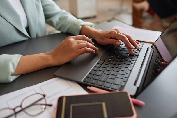 zbliżenie elegancki czarny bizneswoman za pomocą laptop podczas praca w sukces kariera w biuro, kopia przestrzeń - Zdjęcie, obraz