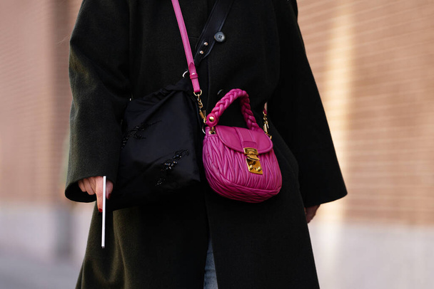 Milán, Italia - 13 de enero de 2024: la mujer lleva el bolso Miu Miu, detalles del atuendo de blogger de moda, estilo callejero. - Foto, Imagen