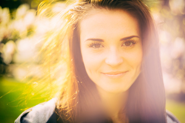 Солнечный внешний портрет улыбающейся симпатичной девушки
 - Фото, изображение