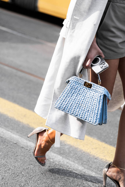 Milano, 21 febbraio 2024: donna indossa la borsa Fendi Peekaboo, dettagli outfit fashion blogger, street style. - Foto, immagini