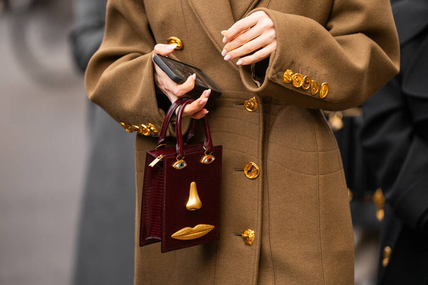 Paris, Fransa - Ocak 22, 2024: Kadın nakışlı mücevher giyiyor Schiaparelli çanta, moda blogcusu kıyafet detayları, sokak tarzı - Fotoğraf, Görsel