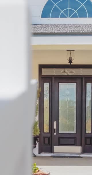 Függőleges Pan of A eladott eladó ingatlan jel egy új otthon a háttérben. - Felvétel, videó