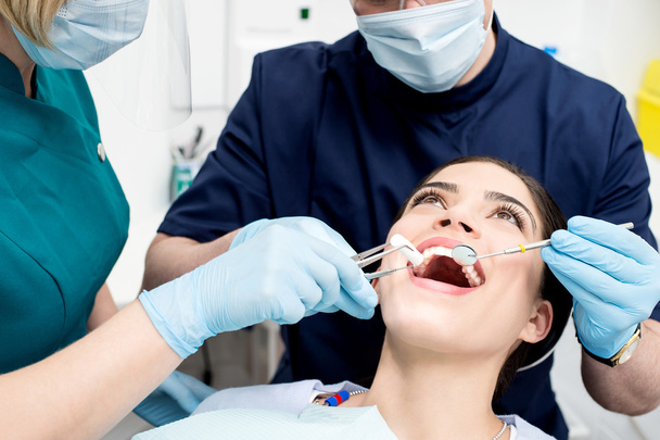Dentist treating patient teeth - Zdjęcie, obraz