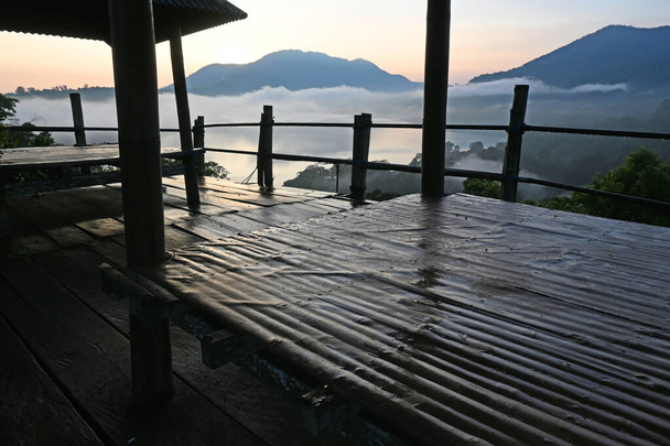 Утренние вибрации, во время восхода солнца на холме Ванагири, в регентстве Булеленг Бали-Индонезия - Фото, изображение