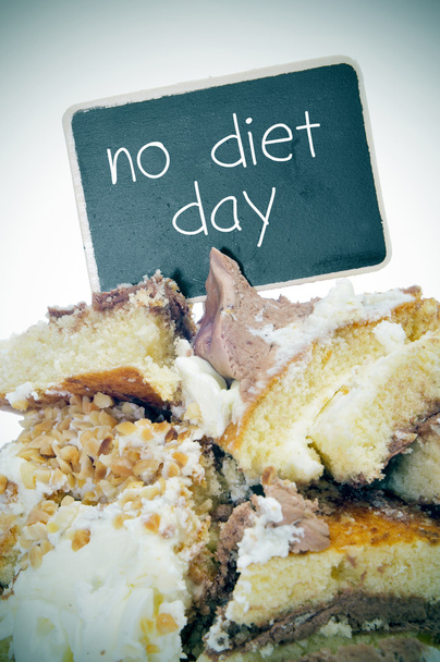 κομμάτια του κέικ και το κείμενο δεν δίαιτα ημέρα για μια πινακίδα - Φωτογραφία, εικόνα