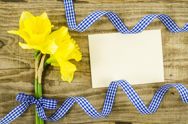 Empty card with flower and ribbon on wooden background - Φωτογραφία, εικόνα