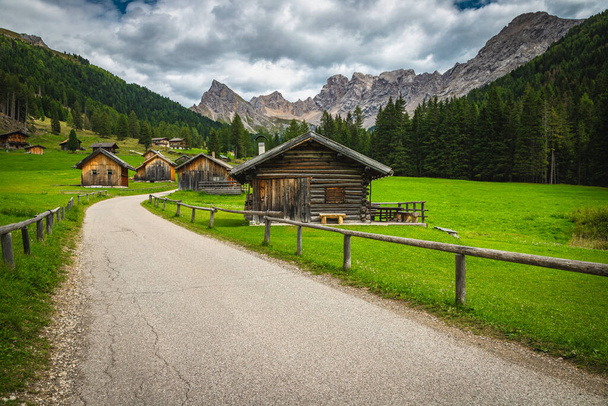 Pittoresca vallata di San Nicolo con giardini, capanne in legno e altissime montagne sullo sfondo, Dolomiti, Italia, Europa - Foto, immagini