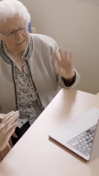 Vídeo en cámara lenta de personas mayores saludando durante una videollamada desde un hogar de ancianos - Metraje, vídeo