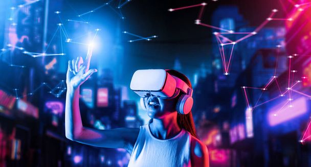 Weiblicher Stand im Cyberpunk-Stil Gebäude in Meta-Wear VR-Headset verbindet metaverse, zukünftige Cyberspace-Community-Technologie, Frau mit Zeigefinger berühren virtuelles Objekt während Lächeln. Halluzination. - Foto, Bild