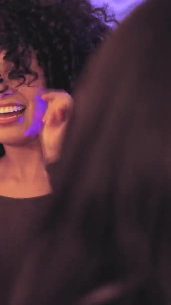 Lassú mozgású videó egy latin nőről, aki barátok mellett táncol - Felvétel, videó