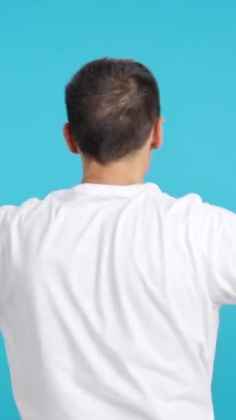 Video in de studio met chroma van de achteraanzicht van een man zwaaiend met een Duitse wimpel - Video