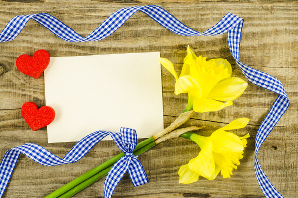Άδειο κάρτα με άνθη και κορδέλα σε ξύλινα φόντο - Φωτογραφία, εικόνα