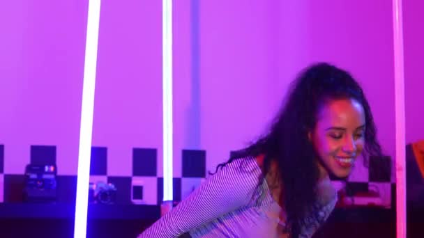 Close-up van de Spaanse street dancer oefenen straat dansen in de studio met paars led-licht. Professionele performer presteren energieke beweging met stijlvolle doek. Gek, grappig. Half lichaam. Verwelkoming. - Video