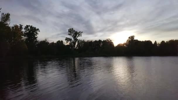 Gün batımında suyun üzerinde yavaşça ilerleyen hava görüntüsü - Video, Çekim