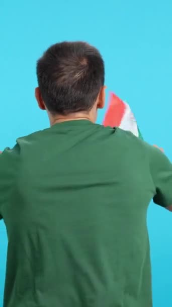 Video en estudio con croma de la vista trasera de un hombre ondeando un banderín mexicano - Metraje, vídeo