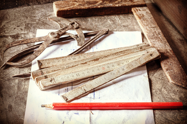 Старые столярные инструменты в стиле ретро
. - Фото, изображение