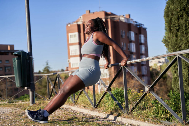 entrenamiento de deportista con curvas en la ciudad - Foto, Imagen