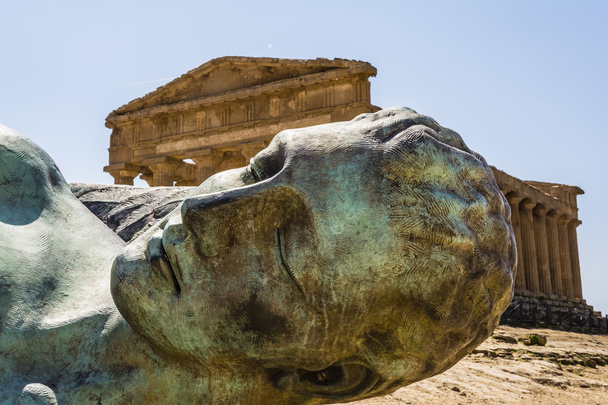 Chrám Concordia za bronzovou sochu Icarus - údolí chrámů - Fotografie, Obrázek