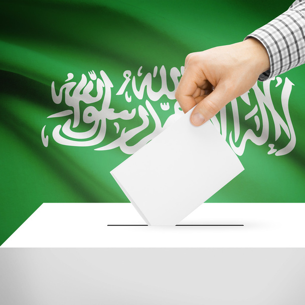 Urne mit Nationalflagge auf Hintergrund - Saudi Arabien - Foto, Bild