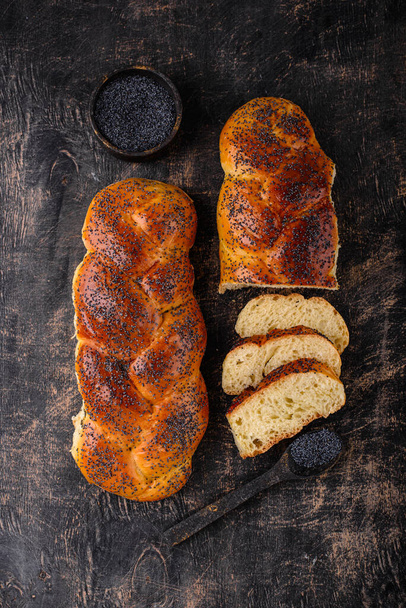 Традиционный еврейский субботний хлеб хала с маковым семенем - Фото, изображение