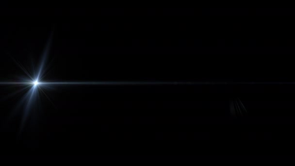 Abstrakti kaunis välkkyvä golfata valkoinen sininen optinen linssi soihdut loistaa animaatio taidetta siirtymässä keskustasta oikealle puolelle mustalla taustalla näytön projektin overlay. Valaistus lampun säteet vaikutus dynaaminen kirkas - Materiaali, video
