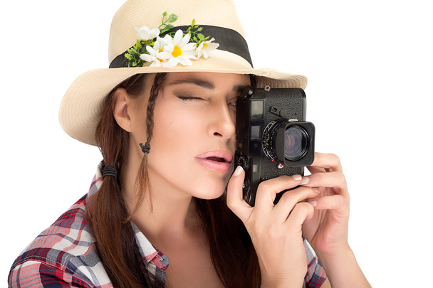 Mulher jovem elegante capturando fotos com câmera vintage
 - Foto, Imagem