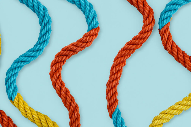 Командная верёвка различной прочности соединяет партнерство и единство командной работы. Разнообразная концепция сетевой верёвки интегрирует цветовое фоновое сотрудничество косичек.. - Фото, изображение