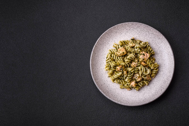 Deliziosa pasta con spinaci, salmone, sale e spezie su fondo di cemento scuro - Foto, immagini
