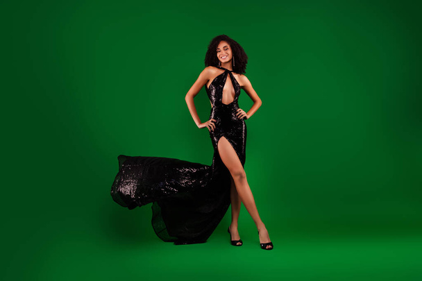 Foto von schönen netten Dame beliebten hollywood star schwarzen Dresscode festliche Veranstaltung über grüne Farbverlauf Hintergrund. - Foto, Bild