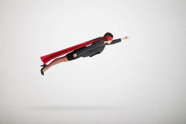 kobieta latający - Zdjęcie, obraz