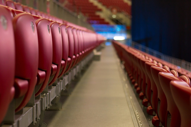 Пустые красные концертные стулья
 - Фото, изображение