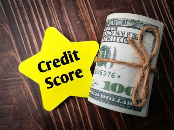 Felülnézet színes ragacsos bankjegy és szöveg Credit Score fából készült háttér - Fotó, kép