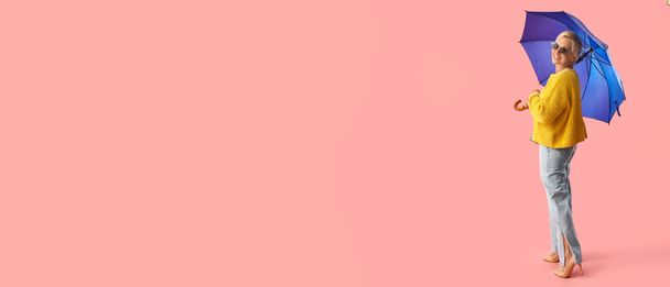 Зрелая женщина на розовом фоне с пространством для текста - Фото, изображение