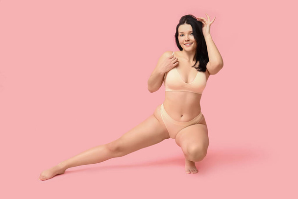 Corpo donna positiva in biancheria intima su sfondo rosa - Foto, immagini