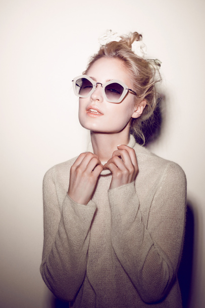 Mode-Frauenporträt. Sonnenbrille Hippie Haar Blumen im Gesicht - Foto, Bild